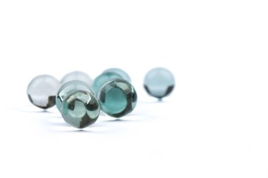 Yansımalı ve gölgeli cam toplara odaklan. Cam bardaklarda bulanık odak.