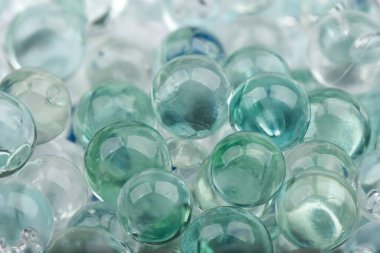 Çerçevenin arkası bulanık cam bilyelerin makro çekimi. Soyut arkaplan.