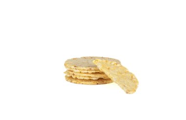 Mısır ekmeği, yarım ekmek kırıntısı ve bir yığın mısır ekmeği. Sağlıklı yemek..