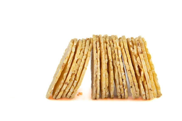 Στρογγυλό cornbread στέκεται σε λευκό φόντο. — Φωτογραφία Αρχείου