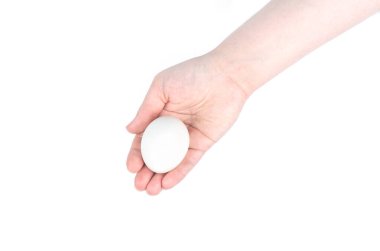 Beyaz arka planda bir kadının avucunda tavuk yumurtası. Yukarıdan görüntüle.