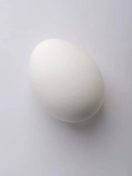 鶏の卵に光と影 卵の鋭利な端に光 スペースのコピー — ストック写真