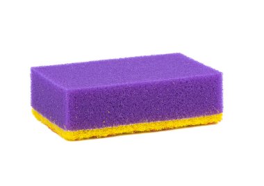 Beyaz arka planda bulaşık yıkamak için mor bir süngerin yakın çekimi. Ev aletleri.