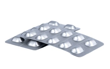 Beyaz arka planda izole edilmiş iki paket hap. Boşluğu kopyala.