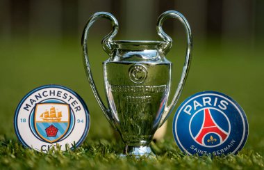 27 Ağustos 2021 Manchester, İngiltere. Paris Saint-Germain FC futbol kulüplerinin amblemleri. ve Manchester City F.C. ve UEFA Şampiyonlar Ligi Kupası Stadyumun yeşil sahasında.