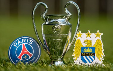 27 Ağustos 2021 Paris, Fransa. Paris Saint-Germain FC futbol kulüplerinin amblemleri. ve Manchester City F.C. ve UEFA Şampiyonlar Ligi Kupası Stadyumun yeşil sahasında.