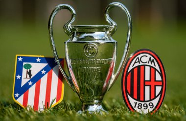 27 Ağustos 2021 Madrid, İspanya. Futbol kulüpleri Atletico Madrid ve A.C. Milan ve stadyumun yeşil sahasında oynanan UEFA Şampiyonlar Ligi Kupası amblemleri.