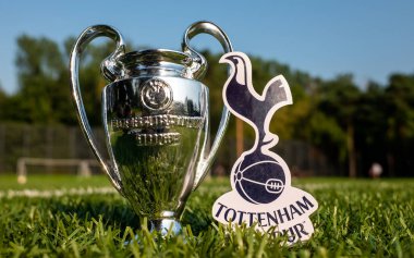 30 Ağustos 2021, Londra, İngiltere. Tottenham Hotspur FC 'nin amblemi. Ve yeşil bir alanda UEFA Şampiyonlar Ligi Kupası..
