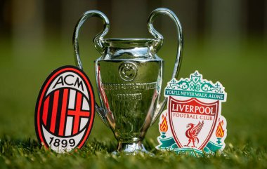 27 Ağustos 2021 Milan, İtalya. Liverpool F.C. Futbol Kulübü Amblemleri ve A.C. Milan ve stadyumun yeşil sahasında oynanan UEFA Şampiyonlar Ligi Kupası.