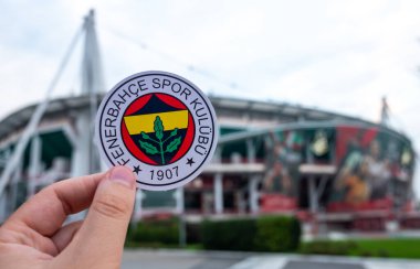 30 Ağustos 2021, İstanbul, Türkiye. Fenerbahçe S.K. futbol kulübünün amblemi. Modern bir stadyumun arka planında..