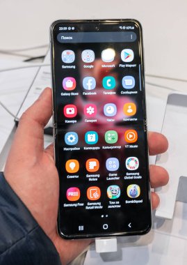 2 Eylül 2021, Moskova, Rusya. Samsung Galaxy Z Flip 3 'ten yeni bükülebilir akıllı telefon.