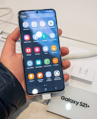 2 Eylül 2021, Moskova, Rusya. Samsung Galaxy S21 + 'dan bir akıllı telefon..