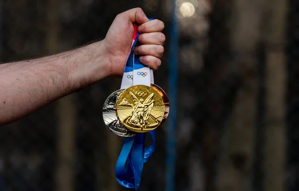 17 Nisan 2021 Pekin, Çin. Bir atletin elinde altın, gümüş ve bronz Olimpiyat madalyaları.