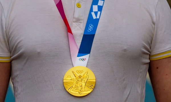 Kwietnia 2021 Pekin Chiny Złoty Medal Olimpijski Klatce Piersiowej Sportowca — Zdjęcie stockowe