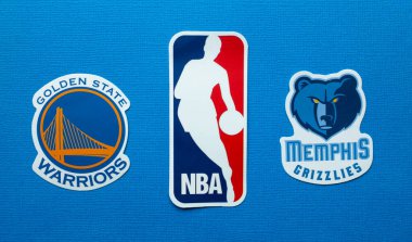 1 Ekim 2021, Springfield, ABD, Golden State Warriors Amblemleri ve Memphis Grizzlies basketbol takımları mavi arka planda.