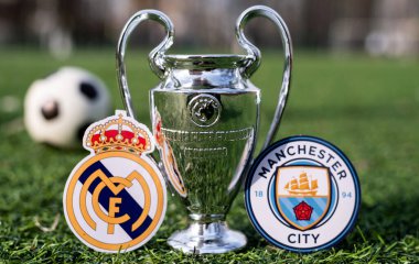 16 Nisan 2021 Moskova, Rusya. UEFA Şampiyonlar Ligi Kupası ve Manchester City F. C. ve Real Madrid CF kulüplerinin yeşil çimlerin üzerindeki amblemleri.