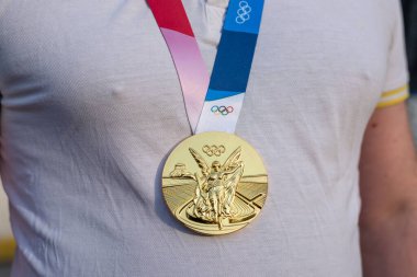 17 Nisan 2021 Pekin, Çin. Bir atletin göğsünde Olimpiyat altın madalyası.