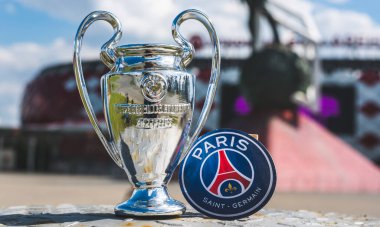 14 Haziran 2021 Paris, Fransa. Futbol kulübü Paris Saint-Germain F.C. 'nin amblemi. ve UEFA Şampiyonlar Ligi Kupası 'na karşı modern bir stadyum..