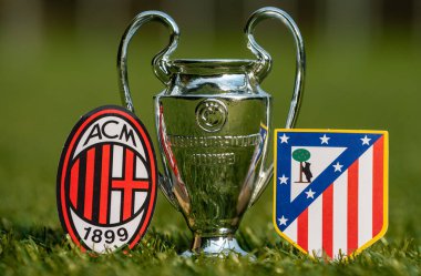 27 Ağustos 2021 Milan, İtalya. Futbol kulüpleri Atletico Madrid ve A.C. Milan ve stadyumun yeşil sahasında oynanan UEFA Şampiyonlar Ligi Kupası amblemleri.