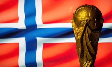 6 Ekim 2021, Oslo, Norveç. FIFA Dünya Kupası Norveç bayrağının arka planında.