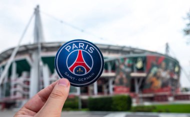 27 Ağustos 2021, Paris, Fransa. Futbol kulübü Paris Saint-Germain F.C. 'nin amblemi. Modern bir stadyumun arka planında..