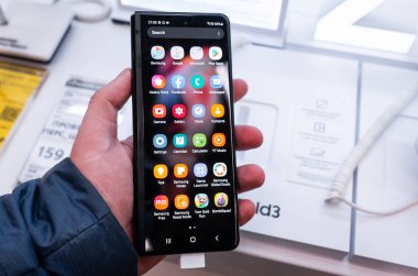 2 Eylül 2021, Moskova, Rusya. Samsung Galaxy Z Dizini 3 'ten yeni bükülebilir akıllı telefon.