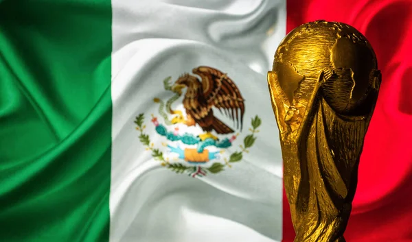 6 Ekim 2021, Mexico City, Meksika. FIFA Dünya Kupası Meksika bayrağının arka planında.