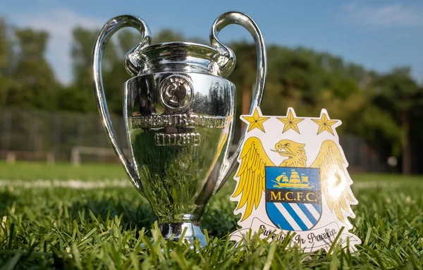30 Ağustos 2021 Manchester, İngiltere. Manchester City 'den. Futbol kulübü amblemi ve yeşil bir alanda UEFA Şampiyonlar Ligi Kupası.