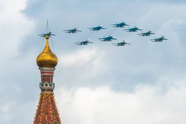 7 Mayıs 2021, Moskova, Rusya. Moskova 'daki Kızıl Meydan üzerinde Su-30SM, Su-35S ve Su-34 bombardıman uçaklarından oluşan bir 