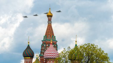 7 Mayıs 2021, Moskova, Rusya. Rus beşinci nesil Su-57, Moskova 'daki Kızıl Meydan üzerinde çok rollü savaşçılar..