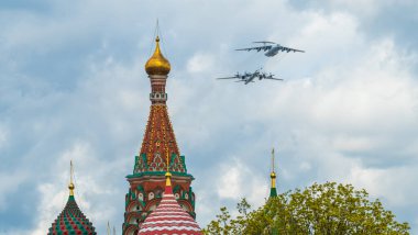 7 Mayıs 2021, Moskova, Rusya. Moskova 'daki Kızıl Meydan üzerinde bir IL-78 tanker uçağı ve bir Tu-95 stratejik bombardıman uçağı.