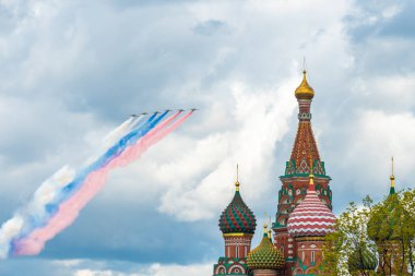 7 Mayıs 2021, Moskova, Rusya. Rus Su-25 saldırı uçağı Moskova 'daki Kızıl Meydan üzerinde.