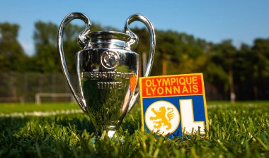 30 Ağustos 2021, Lyon, Fransa. Olimpik Lyonnais futbol kulübü ve yeşil çimenli UEFA Şampiyonlar Ligi Kupası amblemi..