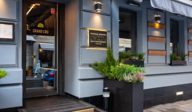 15 Ekim 2021. Moskova, Rusya. Moskova 'da Malaya Bronnaya Caddesi' ndeki Grand Cru Restoranı 'nın inşasına ilişkin bir tabela, Michelin Red Guide restoranının bir yıldızını ödüllendirdi..