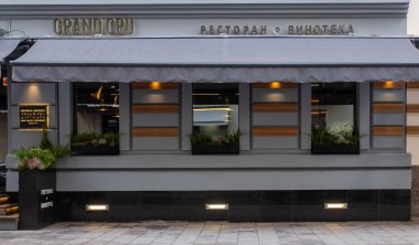 15 Ekim 2021. Moskova, Rusya. Moskova 'da Malaya Bronnaya Caddesi' ndeki Grand Cru Restoranı 'nın inşasına ilişkin bir tabela, Michelin Red Guide restoranının bir yıldızını ödüllendirdi..