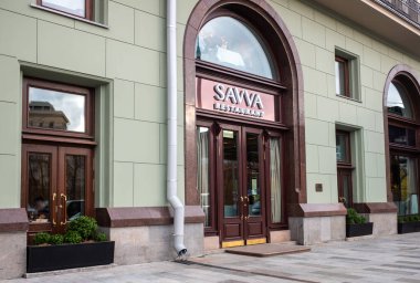 15 Ekim 2021. Moskova, Rusya. Moskova 'daki Teatralny Proyezd' deki SAVVA restoranının inşasıyla ilgili bir tabela Michelin Red Guide restoranının verdiği bir yıldızla ödüllendirildi..