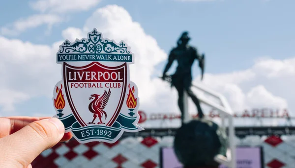 Juni 2021 Liverpool Storbritannien Liverpool Fotbollsklubbens Emblem Mot Bakgrund Modern — Stockfoto