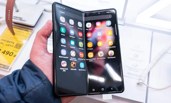 Września 2021 Moskwa Rosja Nowy Gięty Smartfon Samsung Galaxy Fold — Zdjęcie stockowe