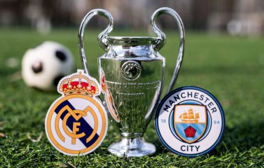 16 Nisan 2021 Moskova, Rusya. UEFA Şampiyonlar Ligi Kupası ve Manchester City F. C. ve Real Madrid CF kulüplerinin yeşil çimlerin üzerindeki amblemleri.