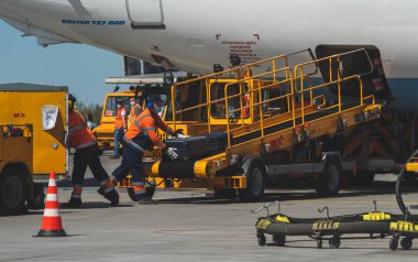 11 Mayıs 2021, Moskova, Rusya. Havaalanı çalışanları Sheremetyevo havaalanındaki yolcu uçağının kargo bölümüne bagajlarını yüklüyorlar..
