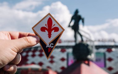 14 Haziran 2021, Floransa, İtalya. Futbol kulübü ACF Fiorentina 'nın amblemi modern stadyumun arka planına karşıdır..