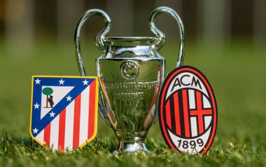 27 Ağustos 2021 Madrid, İspanya. Futbol kulüpleri Atletico Madrid ve A.C. Milan ve stadyumun yeşil sahasında oynanan UEFA Şampiyonlar Ligi Kupası amblemleri.