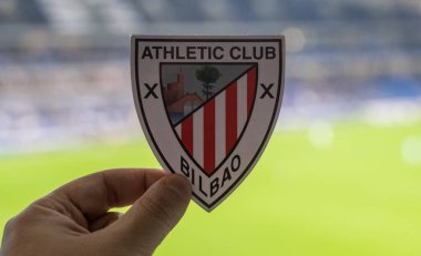 13 Eylül 2021 Bilbao, İspanya. Futbol kulübü Athletic Bilbao 'nun amblemi modern stadyumun arka planına karşıdır..