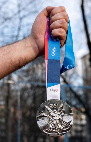 April 2021 Beijing China Olympic Silver Medal Hand Athlete — Stock Photo, Image
