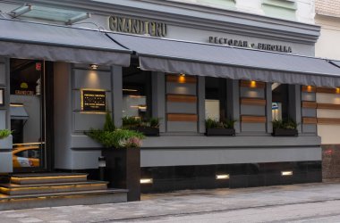 15 Ekim 2021. Moskova, Rusya. Moskova 'da Malaya Bronnaya Caddesi' ndeki Grand Cru Restoranı 'nın inşasına ilişkin bir tabela, Michelin Red Guide restoranının bir yıldızını ödüllendirdi..