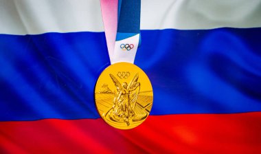 22 Nisan 2021 Pekin, Çin. Rusya bayrağının arka planında Olimpiyat altın madalyası.