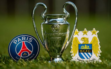 27 Ağustos 2021 Paris, Fransa. Paris Saint-Germain FC futbol kulüplerinin amblemleri. ve Manchester City F.C. ve UEFA Şampiyonlar Ligi Kupası Stadyumun yeşil sahasında.