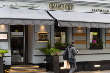 15 Ekim 2021. Moskova, Rusya. Moskova 'da Malaya Bronnaya Caddesi' ndeki Grand Cru Restoranı 'nın inşasına ilişkin bir tabela, Michelin Red Guide restoranının bir yıldızını ödüllendirdi..