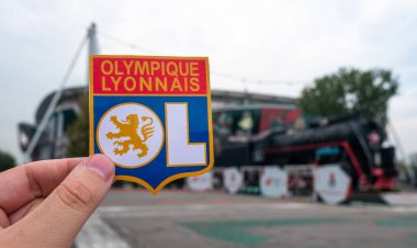 30 Ağustos 2021, Lyon, Fransa. Futbol kulübü Olympique Lyonnais 'in amblemi modern stadyumun arka planına karşı..
