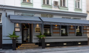 15 Ekim 2021. Moskova, Rusya. Moskova 'da Malaya Bronnaya Caddesi' ndeki Grand Cru Restoranı 'nın inşasına ilişkin bir tabela, Michelin Red Guide restoranının bir yıldızını ödüllendirdi..